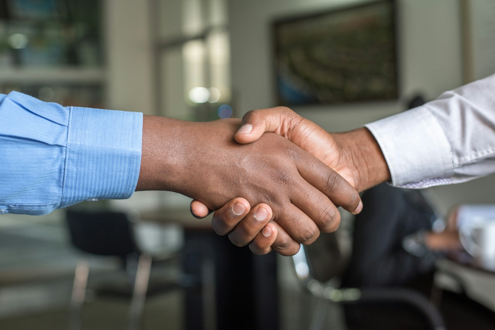 A handshake after an in-person gold valuation and settlement